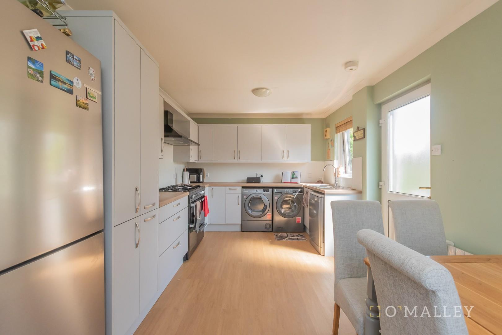 10. Kitchen 2.jpg